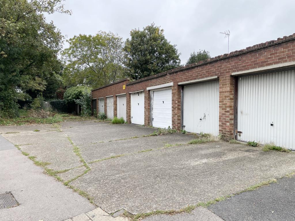 Lot: 83 - LOCK-UP GARAGE - External image of garage from street level